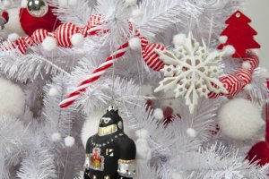 Les sapins de Noël artificiels : un arbre en  plastique, c’est chic ? 