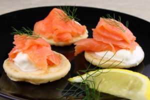 Recette des blinis au saumon fumé pour un appéritif de Noël