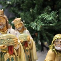 Les rois mages dans la crèche de Noël