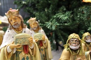 Les rois mages dans la crèche de Noël