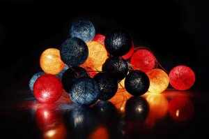 Une ambiance cosy pour Noël grâce à la guirlande à boules lumineuses en coton 